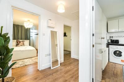 ME3 Cute central flat-2BDR-next to queens Marry hospital
