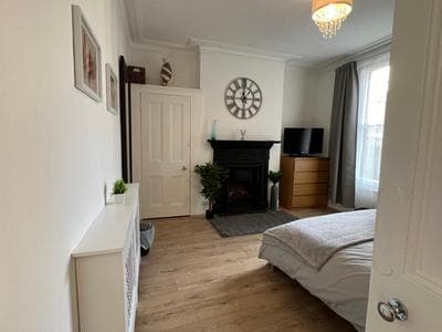 2 Bedroom flat 10 min walk to tube