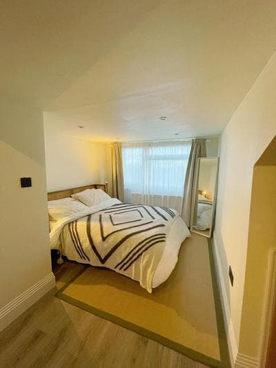 TubeSide Stylish 2-Bed Flat