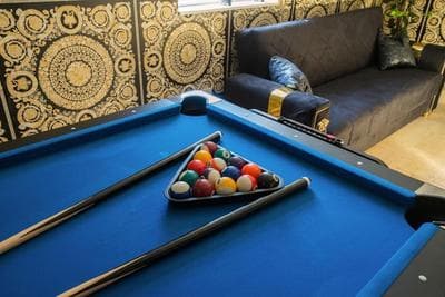 Luxury Versace 2 Bed, Hot Tub, Pool Table, Sky Tv