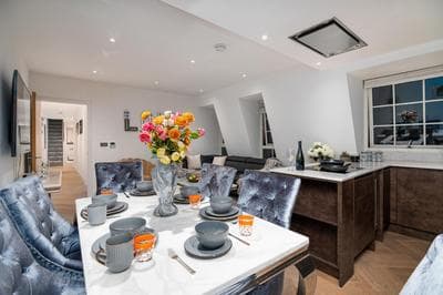 Spectacular 2-Bedroom Penthouse in Marble Arch 75