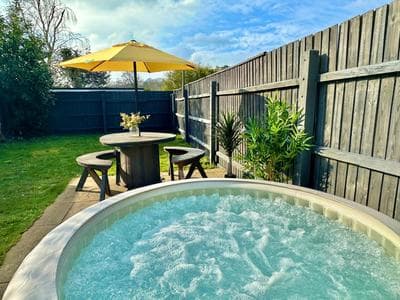 Large Four Bedroom - With Hot Tub and Parking - Sleeps 8