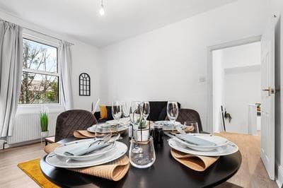 Elegant 1 Bdr Flat in Goodmayes w Free Parking