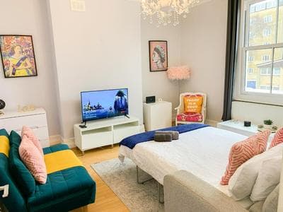 Enticing 2 Bedroom flat with mini-garden in Hackney, Lower Clapton