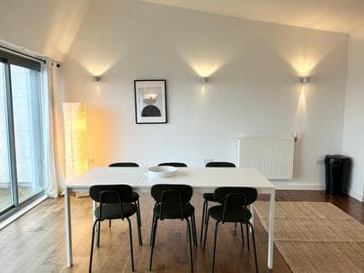 Stay in Style: Modern 2-Bed In Trendy London Area