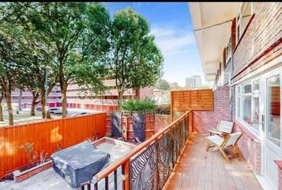 Modern 4BR Kings Cross - Patio & Balcony