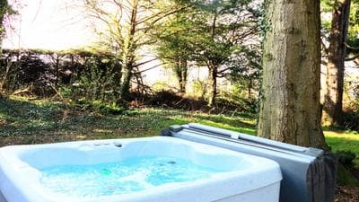 Danu 1A -Hot Tub-Perth-Pet Friendly-Luxury-Romantic