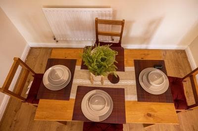 Sleeps8-KingBeds-SofaBed-Garden-AirCon-FreeParking