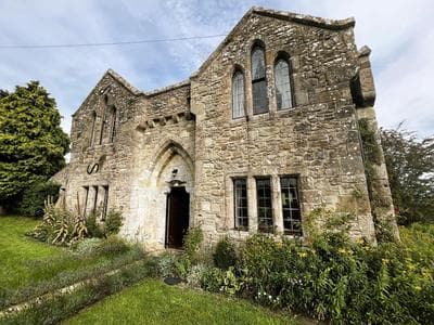 The Old Abbey Farmhouse - Stay at Quarr Abbey Monastery - Pet-Friendly Farmhouse with History & Countryside Views, surrounded by woodland & nature