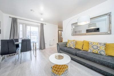 Luxury Central London Balcony 1-Bed Apartment w Parking