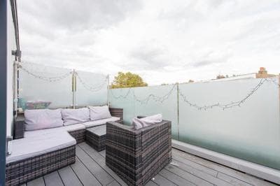 Modern large 2 bed near station