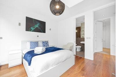 Loft-style 3 Bed Apartment Short Term Rental & Flexible Renting Hoxton With Free WiFi & Terrace !