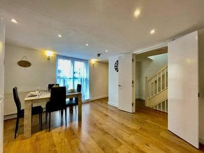 Stylish Cosy 2 Bed Ilford Home with Free Parking