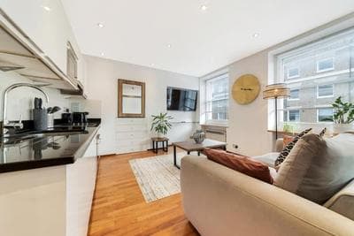 Urban London Base, 6mins walk to Marble Arch Station, 8mins walk to Hyde Park