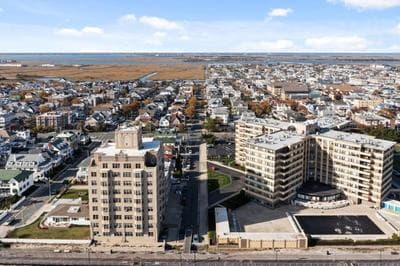 Modern 4BR 2BA Apt Steps to the Beach Open Living