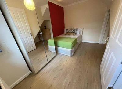 Cozy Urban Retreat: Shared Flat Living in the Heart of E14
