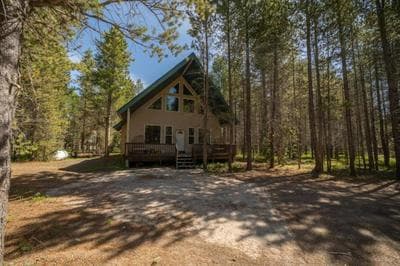 Yellowstone Getaway • Hot Tub • 4th Bonus Loft Bedroom