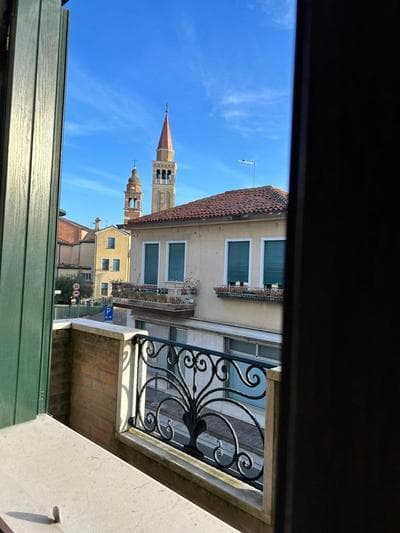 Villa bifamiliare per famiglie con giardino.