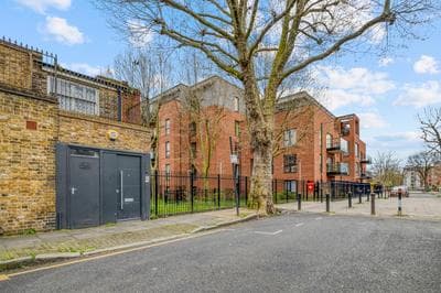 Vibrant 2-Bed by Bow