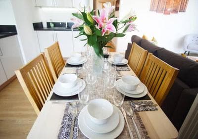 Spacious 2BR 2BA Apartment with Balcony & Free Parking - Near ExCeL & City Airport