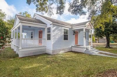 Coastal Escape: Sleek King Suite on Half Acre