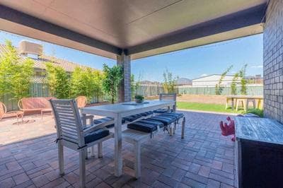On the Park-Modern 4 Bedroom -3 Living Area Home 100m to Parks and Shopping Centre