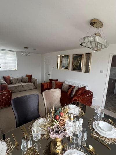 Elegant House - 6 Sleeps - 10 Minute walk to the Town