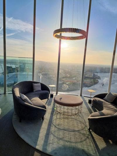 Private room in shared luxury canary wharf apartment - lgbtq friendly