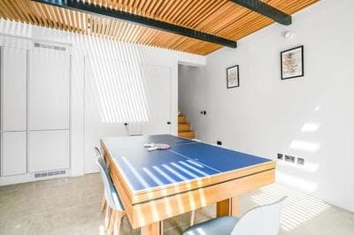 Tottenham- Exquisite 4-Bed Retreat with Ping Pong and Pool - Sleeps 7, Free Parking, Contractors & Long Stays Welcome
