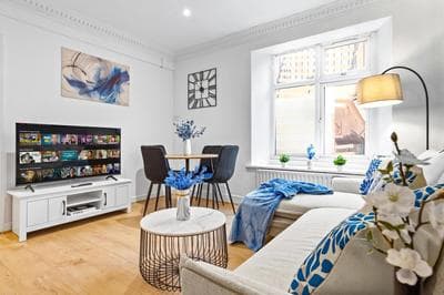 Kensington Station Proximity 2-Bedroom Apartment, Walk to Station in 2 Minutes