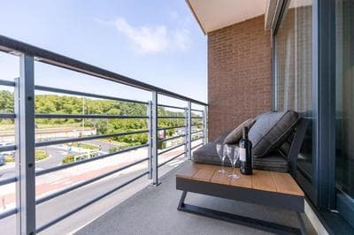 Huswell - Bright apartment with parking near the beach