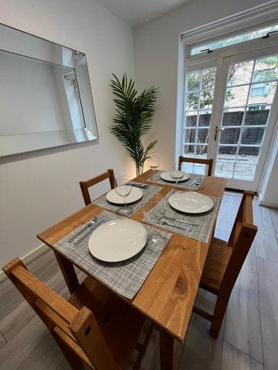 City Charm: Spacious 3-Bed with Garden Oasis