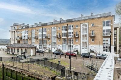 Sunny Maisonette with views over Canary Wharf, London