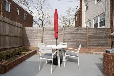Sojourn Townhome in Old Town Alexandria with Relaxing Yard
