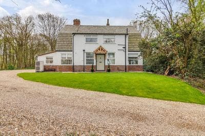 Cromer Coastal 6-Bed House l Near Beach, Parking & Garden