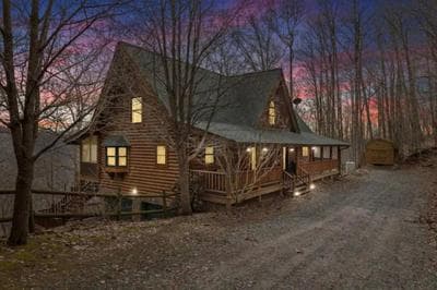 Firefly Lodge, hot tub, games, mountain views