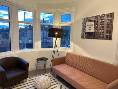 Startlet Stays Apartments - On Elizabeth Line with Free Parking