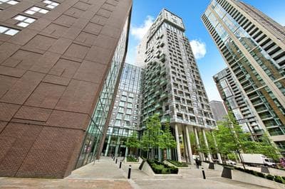 Stunning 2 bed, 2 bath high rise property minutes from Canary Wharf