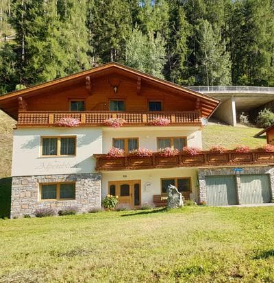Ferienhaus Alpenblick, ganzes Ferienhaus, 5 Zi, 4 Bäder, gratis Parkplatz, Sonnenterrasse