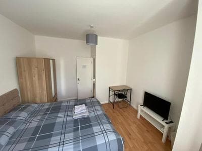 Entire 2 Bed Flat 10 mins to Central London