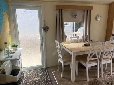 Caravan - Sleeps 8 - Decking - Pets Ok - Parking