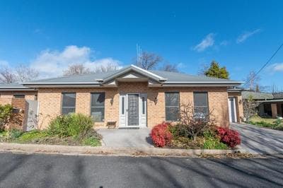 Villa on Rosemary - Walk to CBD, Cosy & Private