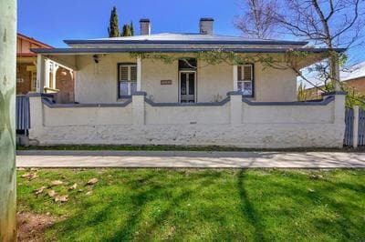 Heritage Charm on Hill - Tree-Lined Walk to Town