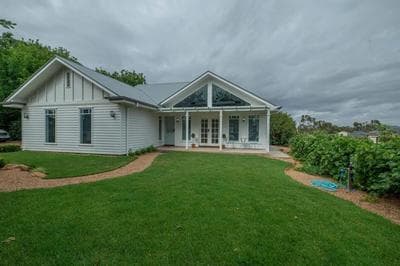 Hamptons Cottage - Refined Living, Light-Filled