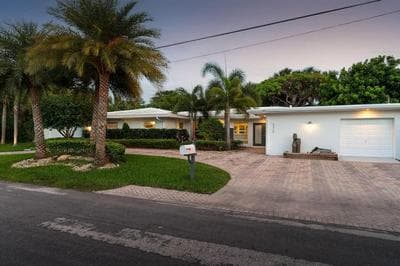 Enchanting Oasis 5-Min 2Beach. Heated Pool&Jacuzzi