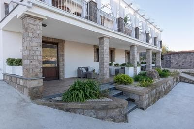 De Vivo Realty - Cyrus&Janus flats