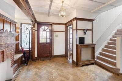 13-Bed London Gem, Opposite Tube Station less than 1 min walk