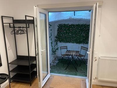 Kensington Home with Private Bathroom & Garden