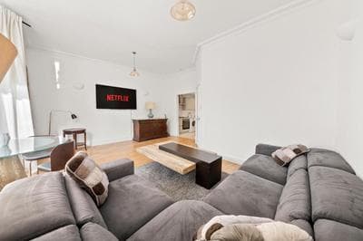 Stylish Regents Park Apartment