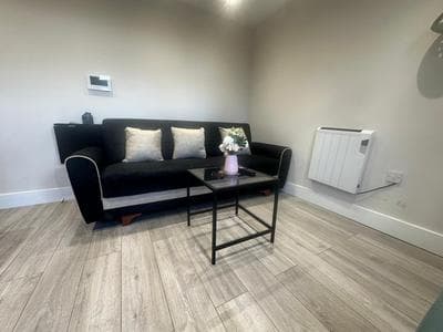 Bright & Modern 1-Bed Apartment in Prime Location